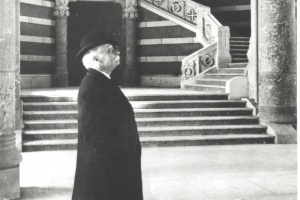 Lluís Domènech i Montaner admirant el vestíbul del Pavelló de l'Administració, vers l'any 1910